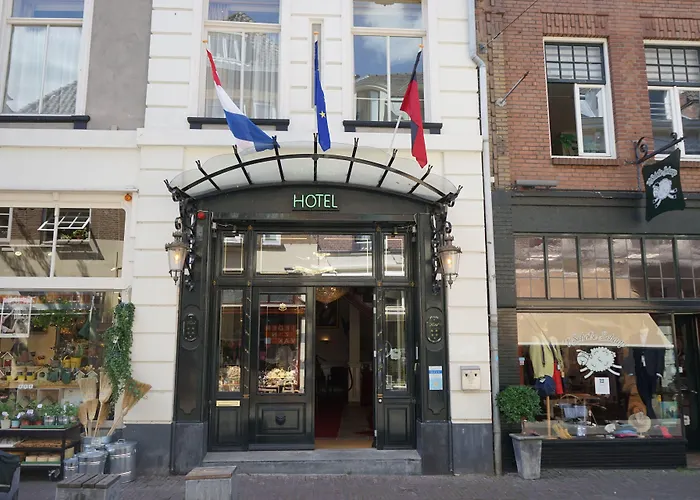 De Bronzen Koets Hotel 3*