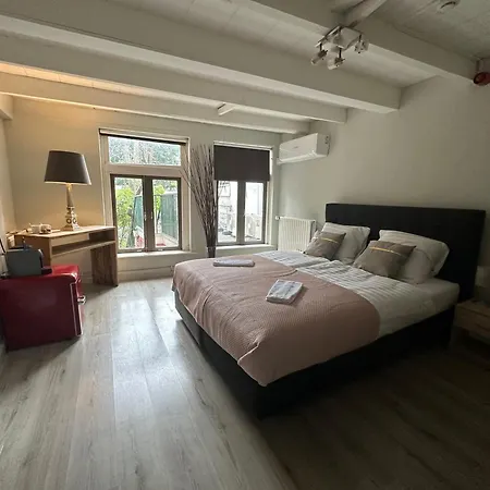 De Bronzen Koets Hotel *